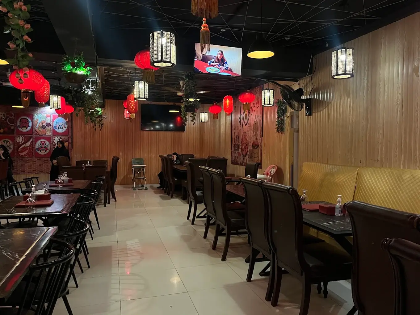 Inside La Chine, Tariq Road / PECHS
