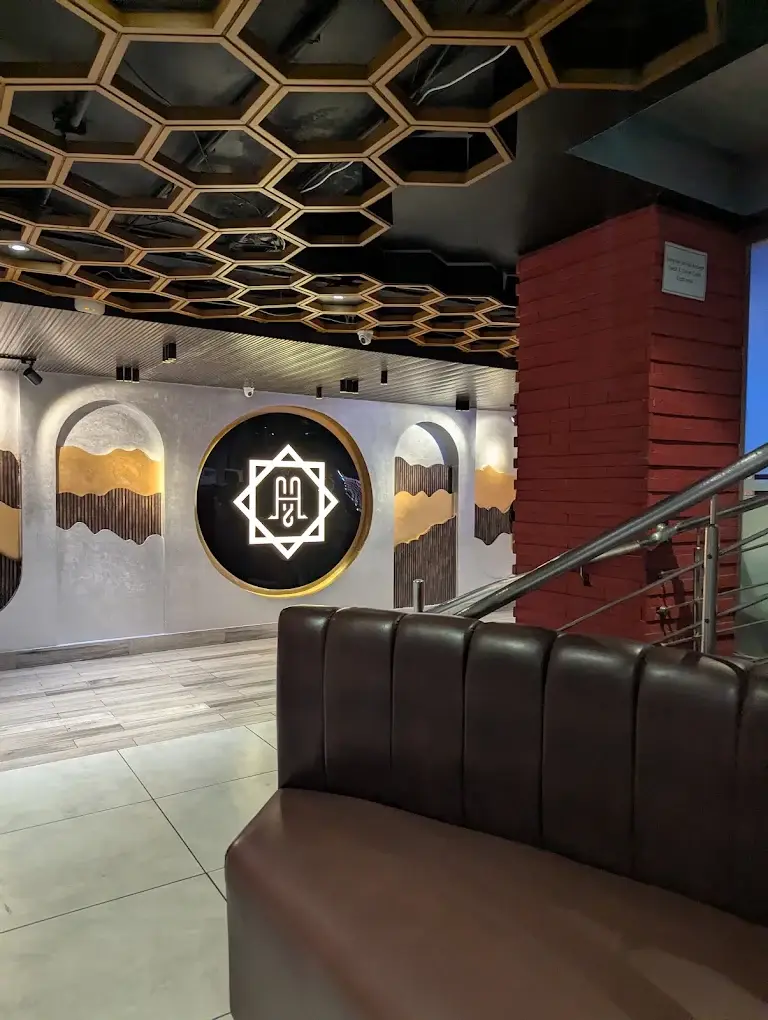 Inside Mandi House, Tariq Road / PECHS