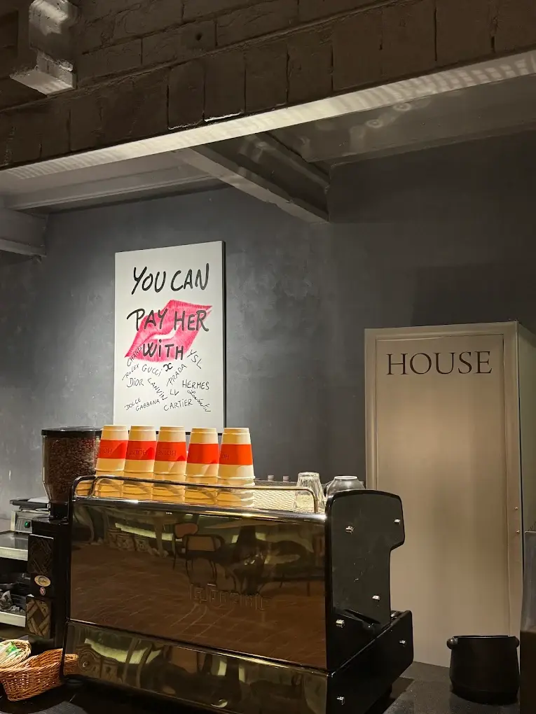 Inside HOUSE Coffee & Desserts, Gulberg - MM Alam Rd
