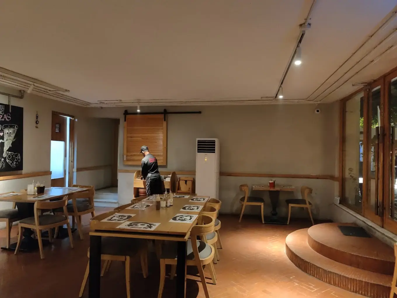 Inside The Mad Italian Gulberg, Gulberg III - Hali Rd