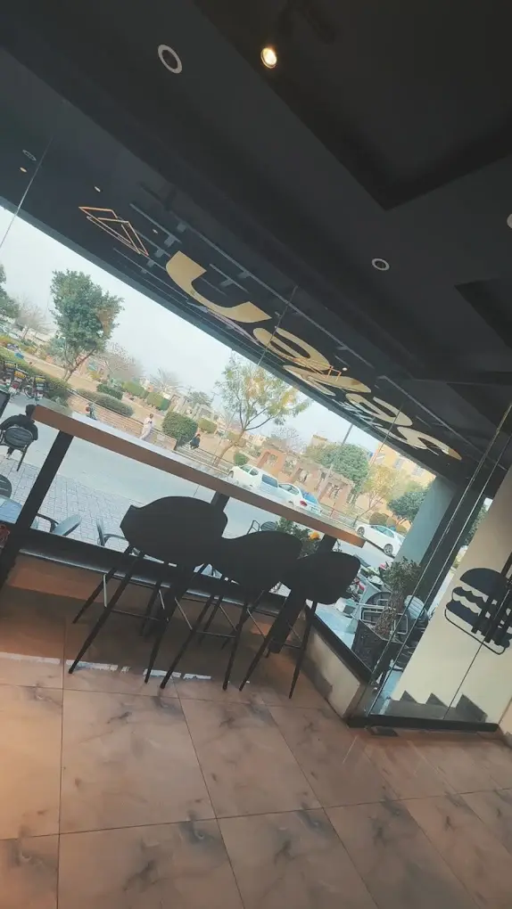 Inside The Se7en, DHA Phase 8